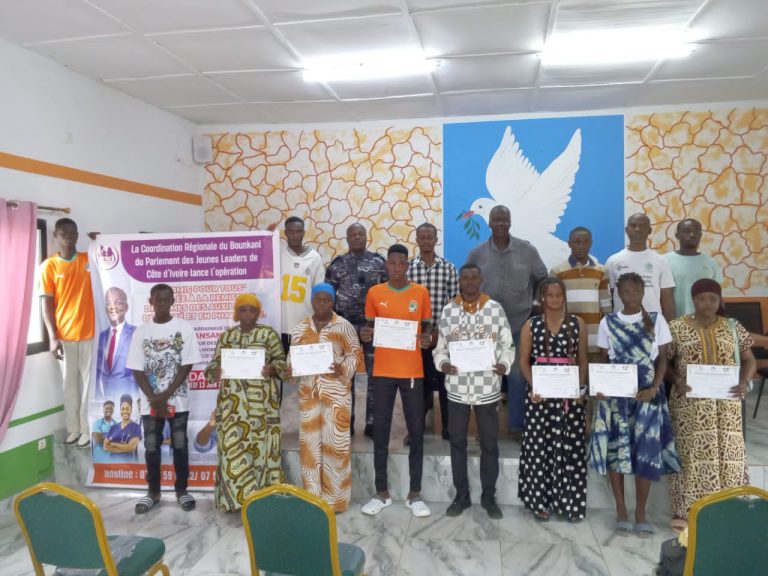 Côte d’Ivoire -AIP/ Des auxiliaires de santé de Doropo reçoivent leurs diplômes de qualification professionnelle