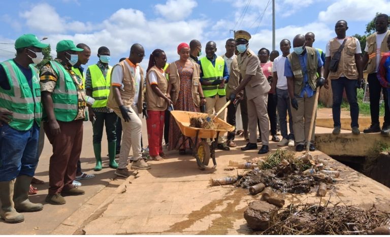Côte d’Ivoire-AIP / Journée mondiale de l’environnement : 400 jeunes mobilisés pour une opération de salubrité à Daloa