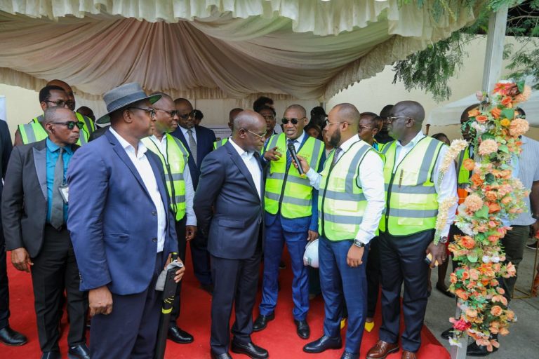 Côte d’Ivoire-AIP/ Kalil Konaté inspecte les sites de production de la zone industrielle de Yopougon et échange avec les opérateurs économiques