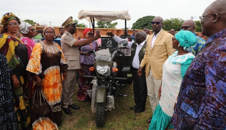 Côte d’Ivoire-AIP/ Bounkani : des groupements de jeunes et de femmes reçoivent des matériels de production pour renforcer leur autonomie économique