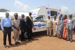 Côte d’Ivoire-AIP/ Le Comité de développement local minier Yaouré remet une ambulance et un collège aux populations d’Angovia