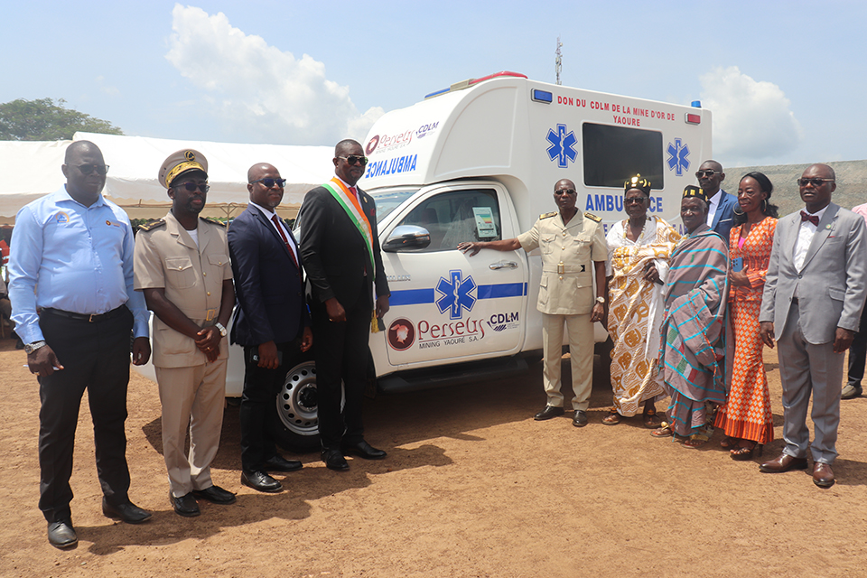 Côte d’Ivoire-AIP/ Le Comité de développement local minier Yaouré remet une ambulance et un collège aux populations d’Angovia