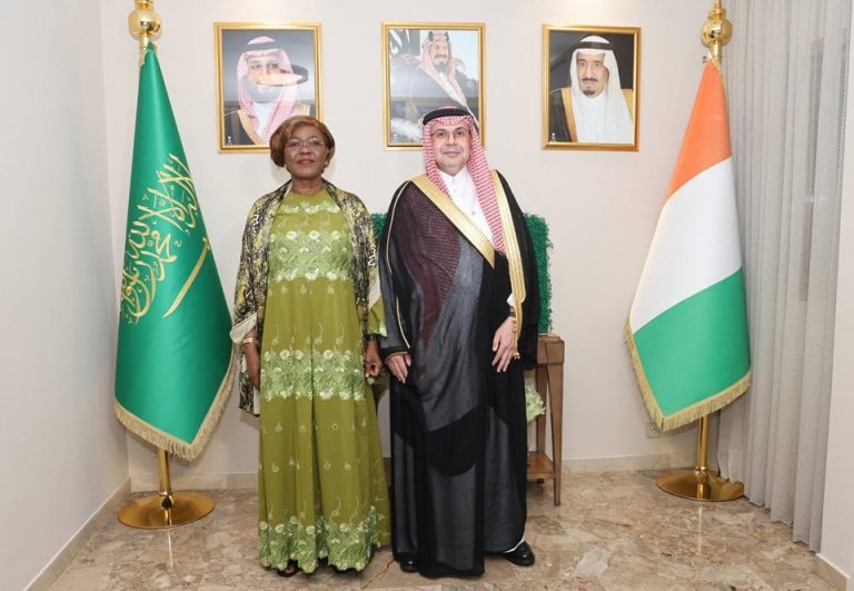 Côte d’Ivoire-AIP/ La ministre d’État Nialé Kaba honorée par l’ambassadeur d’Arabie Saoudite