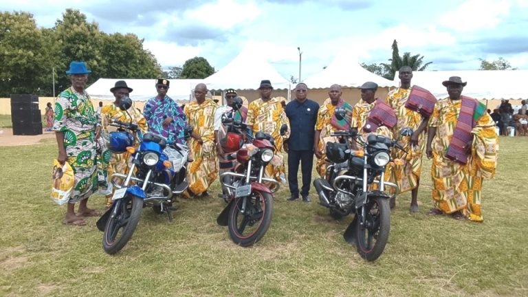 Côte d’Ivoire-AIP/ Le conseil municipal de Botro remet des motos et des pagnes aux chefs traditionnels Satiklan