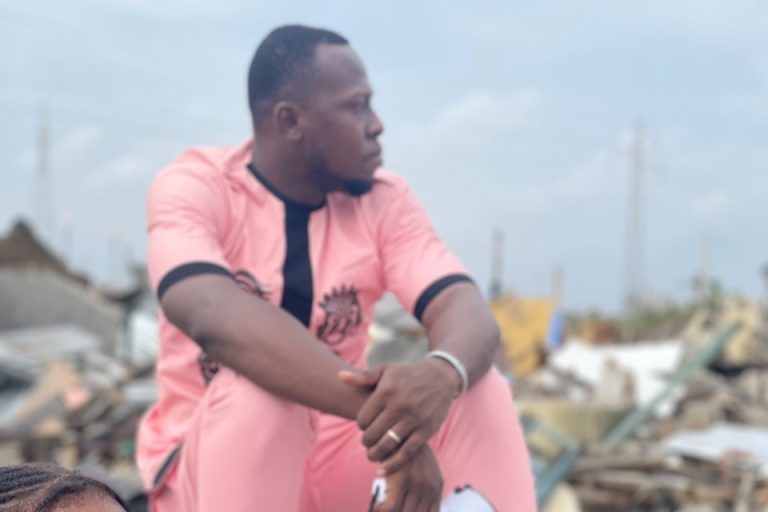 Côte d’Ivoire-AIP/ Le slameur Coeurtiss le Griot rejoint l’élan de solidarité en faveur des populations déguerpies de Port-Bouët