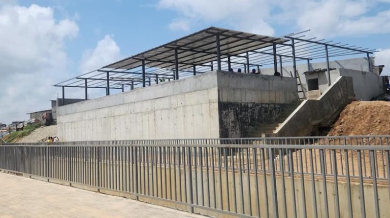 Côte d’Ivoire-AIP /Le PARU modernise la filière du poisson fumé après la sécurisation du marché de Port-Bouët 2 contre les inondations