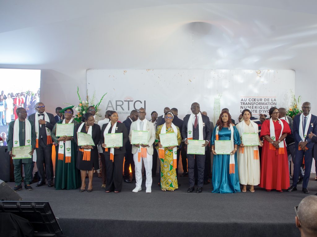 Côte d’Ivoire-AIP/ Le ministre Adama Kamara honore 43 agents de l’ARTCI pour leur engagement au service public