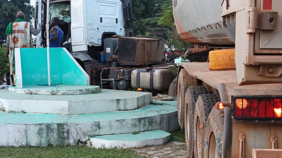 Accident-mairie-seguela-Camion4