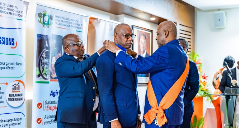 Côte d’Ivoire-AIP / Me Adama Kamara élevé au grade de commandeur de l’Ordre du Mérite de l’emploi et de la Protection sociale