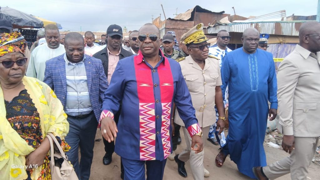 Côte d'Ivoire - AIP/ Adjoumani au chevet des commerçants sinistrés lors de sa visite au grand marché de Bondoukou