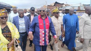 Côte d'Ivoire - AIP/ Adjoumani au chevet des commerçants sinistrés lors de sa visite au grand marché de Bondoukou