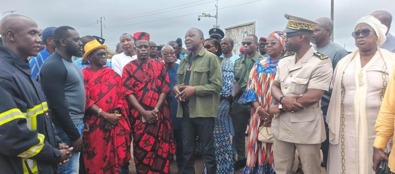 Côte d’Ivoire-AIP/ Effondrement d’un fromager à Bouaké : le maire Amadou Koné sur les lieux du sinistre et au chevet des blessés