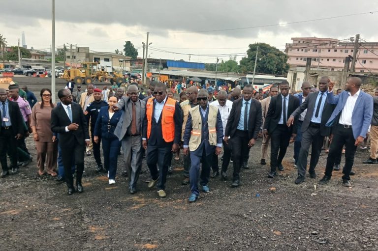 Côte d’Ivoire-AIP/ Amédé Kouakou et Adama Bictogo inspectent les travaux d’assainissement à Yopougon avant la Fête de l’Indépendance