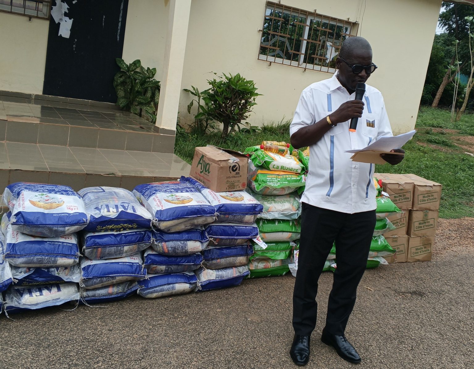 Côte d’Ivoire – AIP / L’association « Bâtir Anoh » apporte son aide aux populations sinistrées d’une tornade à Prikro