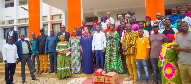 Côte d’Ivoire-AIP/ Kévin Fieni apporte un soutien de 14,495 millions de FCFA en vivres et non vivres aux sinistrés du grand marché de Bondoukou
