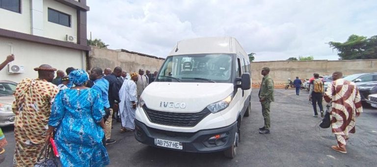 Côte d’Ivoire-AIP / Le Président Alassane Ouattara offre un mini-car de 22 places à la chefferie traditionnelle de Gbêkê