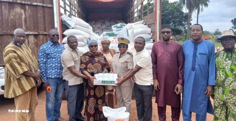 Côte d’Ivoire-AIP / Le ministère de la Cohésion nationale remet du riz aux commerçants sinistrés du grand marché de Bondoukou
