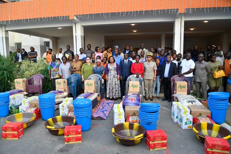 Côte d’Ivoire-AIP/ La Première dame apporte 25 millions FCFA aux victimes des inondations à Yopougon et appelle à la responsabilité collective