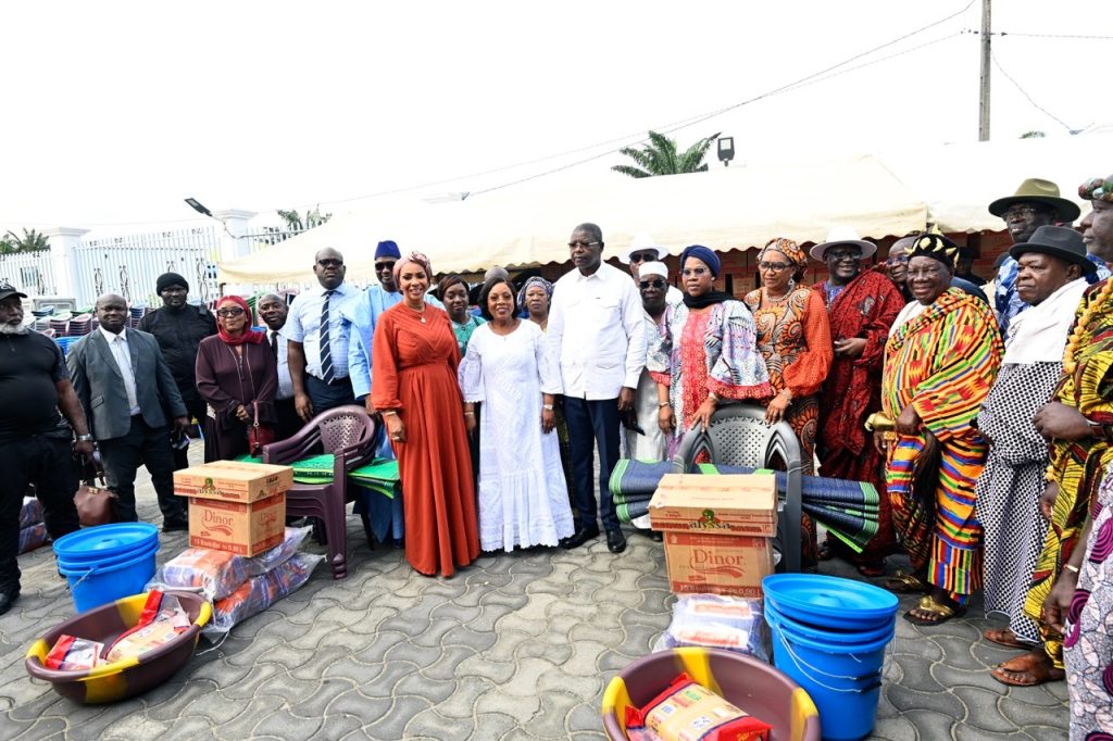 Côte d’Ivoire-AIP/  Dominique Ouattara apporte 65 millions de FCFA d’aide à 311 familles déguerpies de Koumassi Campement