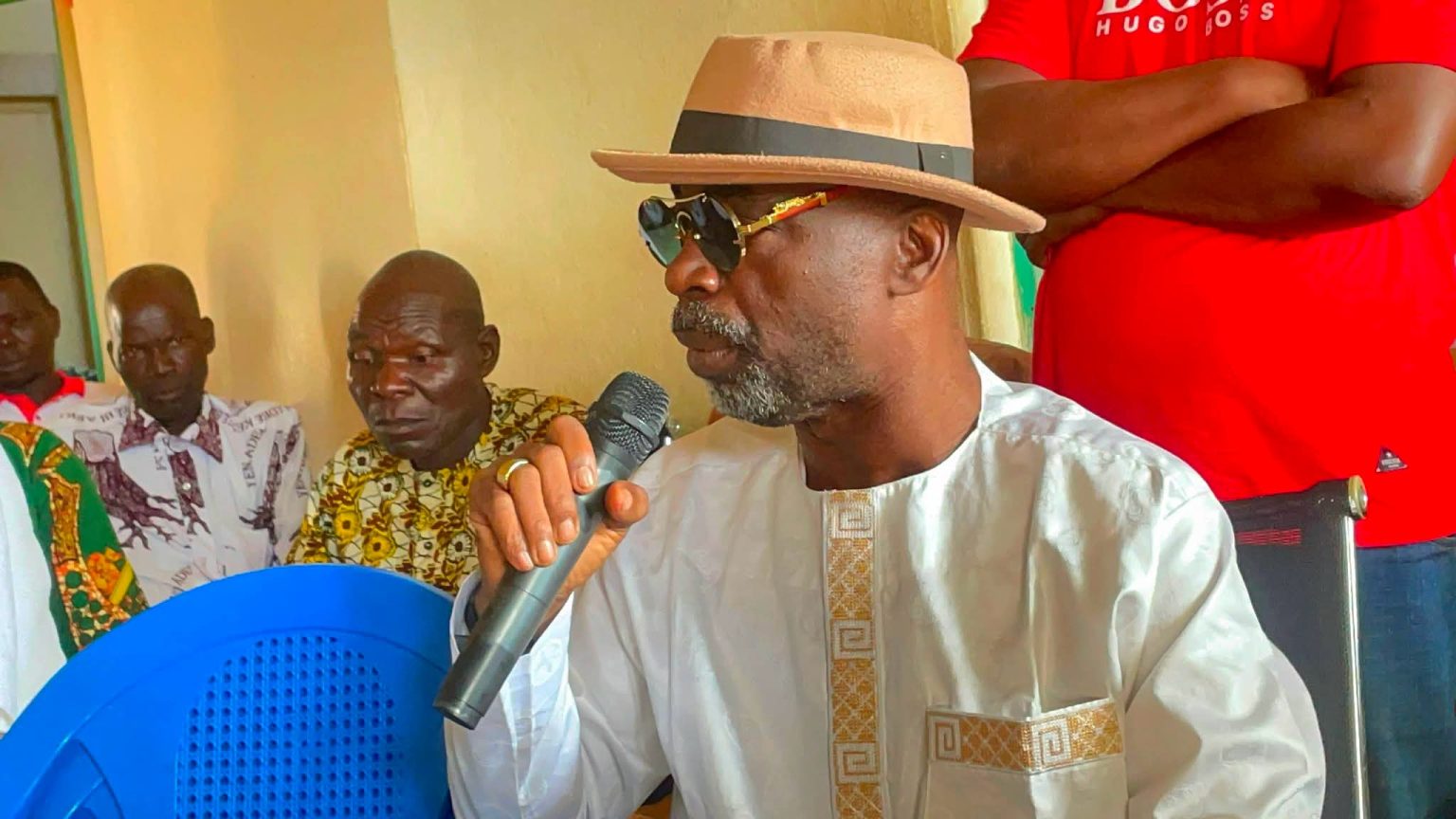 Côte d’Ivoire-AIP / Méagui : la mairie remet 620 chaises et 10 bâches aux communautés