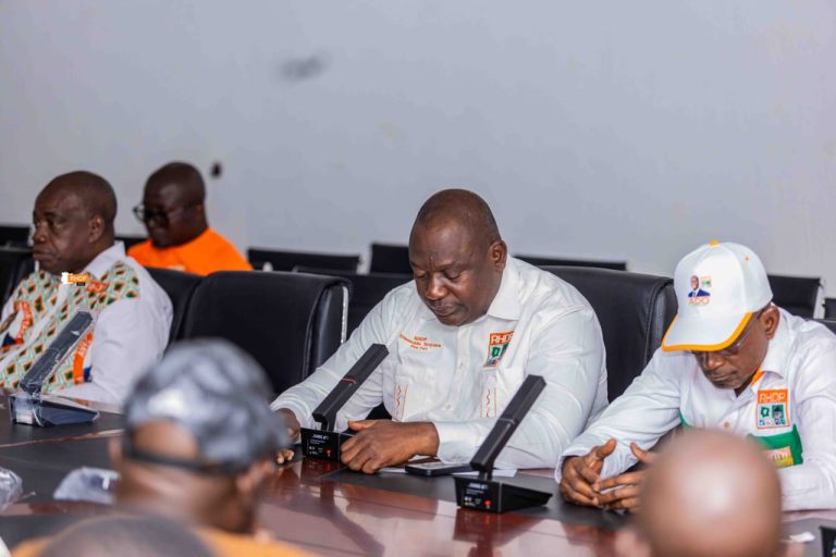 Côte d’Ivoire-AIP/ Un taux de réussite de 86,05 % enregistré aux examens de la formation professionnelle 2026 Le directeur des Examens et Concours, Yéo Donapoho, proclamant les résultats des examens à grand tirage de la formation professionnelle, samedi 18 juillet 2026 à Abidjan.
