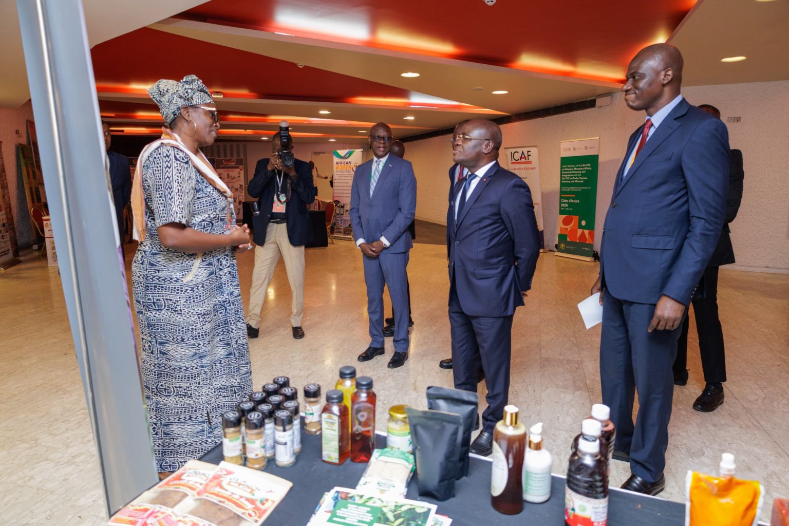 Côte d’Ivoire-AIP/ Salon international de l’artisanat du Cameroun : le ministre Kalil Konaté s’envole avec dix champions nationaux à Yaoundé