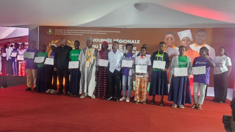 Côte d’Ivoire-AIP/ Le ministre de la communication appelle les élèves à vaincre la peur des matières scientifiques à Korhogo