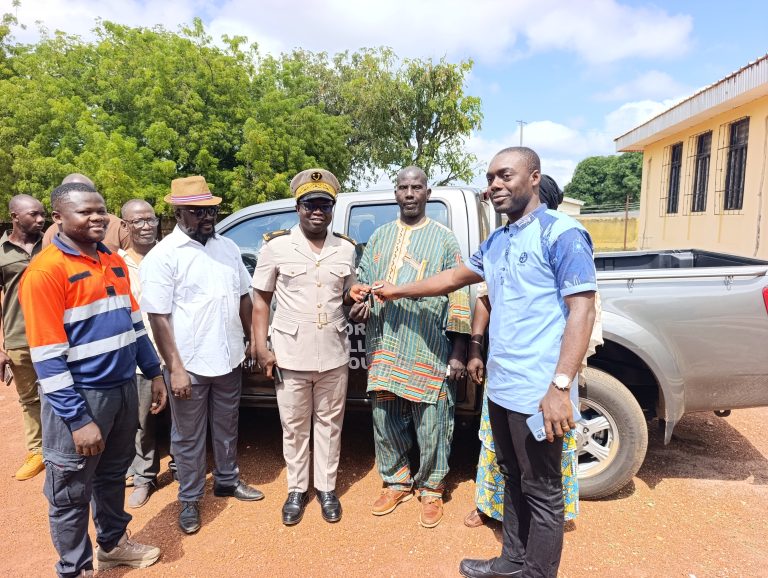 Côte d’Ivoire-AIP/ Une entreprise minière offre un véhicule à une communauté villageoise à Kasséré