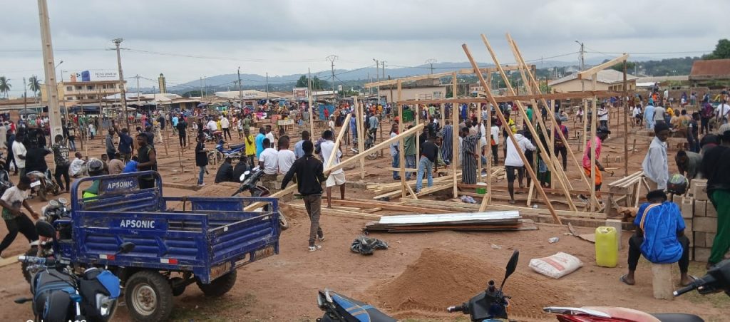 Côte d'Ivoire - AIP/ Les commerçants sinistrés du grand marché aménagent leurs boxes au Centre culturel pour reprendre leurs activités