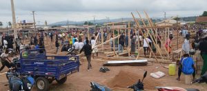 Côte d'Ivoire - AIP/ Les commerçants sinistrés du grand marché aménagent leurs boxes au Centre culturel pour reprendre leurs activités