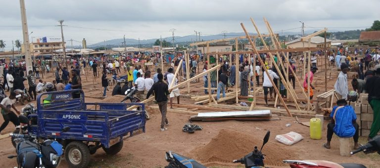 Côte d’Ivoire – AIP/ Les commerçants sinistrés du grand marché aménagent leurs boxes au Centre culturel pour reprendre leurs activités