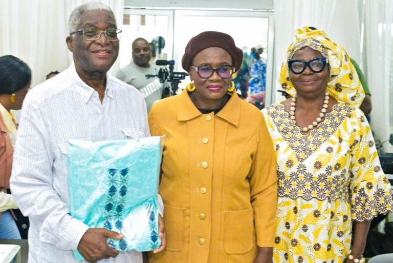 Côte d’Ivoire-AIP/ Bouaké : l’ONG FADEC offre 300 complets de pagnes et de tuniques bazins à des pères de famille