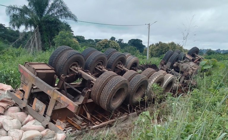 Côte d’Ivoire-AIP/ Un camion-remorque transportant 50 T de ciment se renverse et fait un blessé à Gouméré