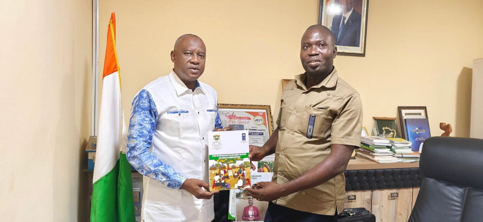 Côte d’Ivoire-AIP/Le guide de prévention des conflits communautaires remis au maire de Soubré