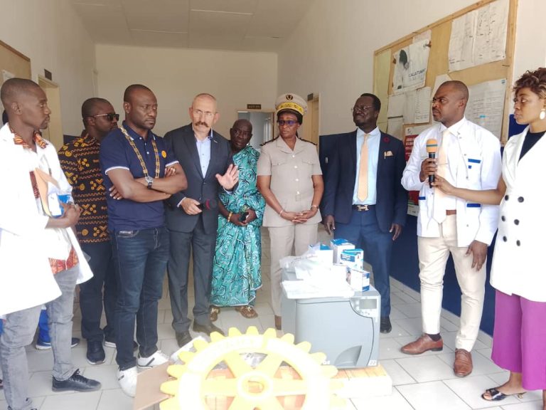 Côte d’Ivoire- AIP/ Le Rotary Club Abidjan Lagunes et ses partenaires offrent quatre millions FCFA d’équipements médicaux au CSU d’Adaou