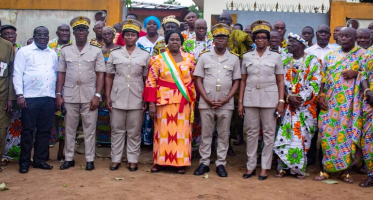 Côte d’Ivoire-AIP / Le préfet de région instruit les autorités coutumières de faire déguerpir les commerçants installés aux abords de la voie internationale à Ahigbékoffikro