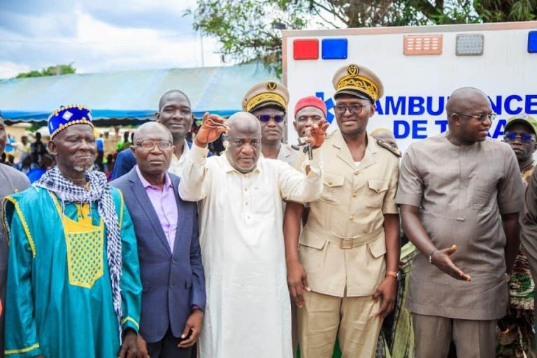 Côte d’Ivoire-AIP/ Madinani : deux députés dotent le village de Tora d’une ambulance et d’un tracteur