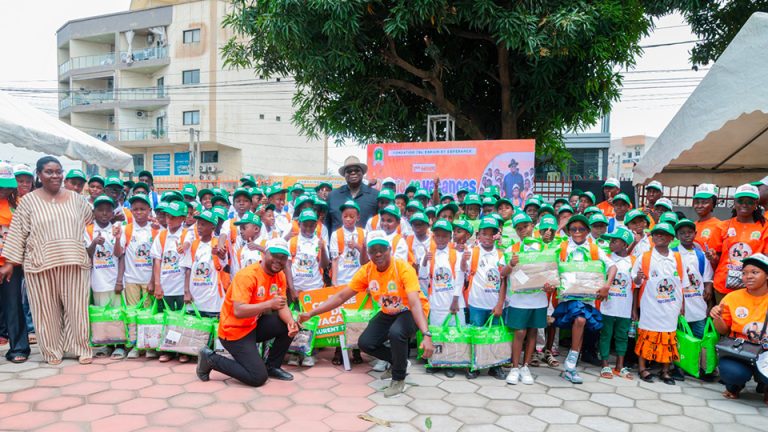 Côte d’Ivoire-AIP/ Laurent Tchagba met en route 100 enfants de Marcory pour une colonie de vacances à Man