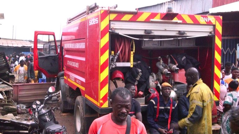 Côte d’Ivoire-AIP / Adjoumani salue le rôle des sapeurs-pompiers civils dans la maîtrise de l’incendie du grand marché de Bondoukou
