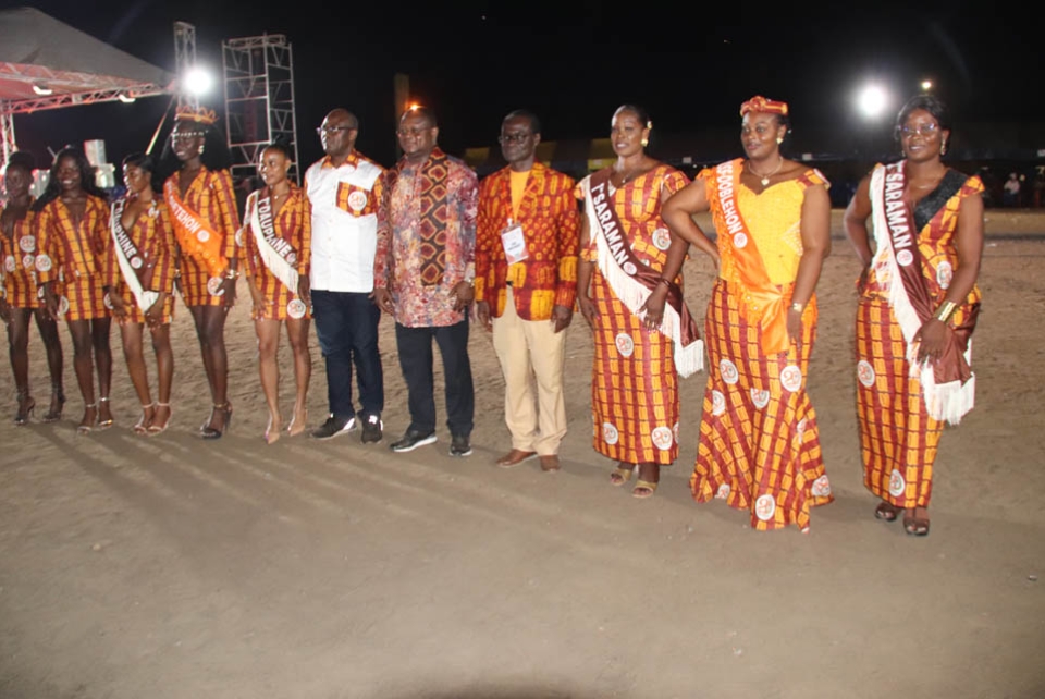 05 – Les vainqueurs des concours de beauté Awoulaba et Miss et des autorités