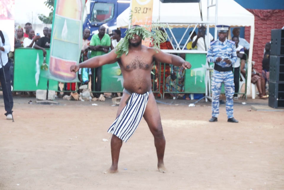 32 – Un danseur du groupe du peuple Adjoukrou