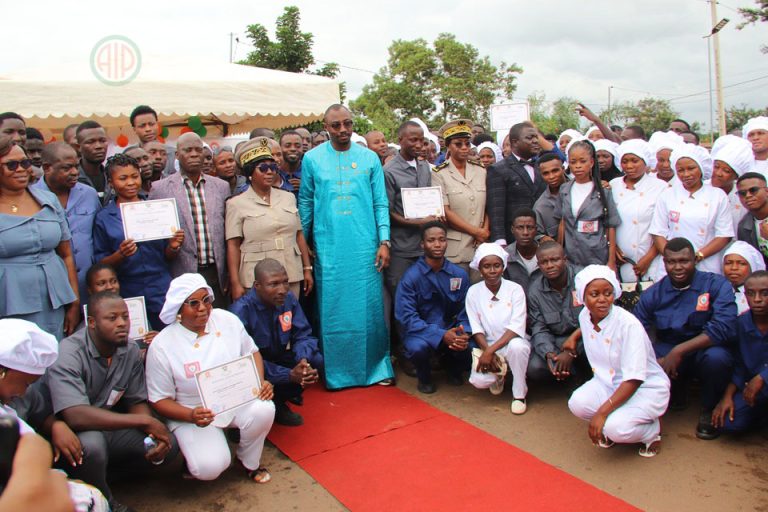 Côte d’Ivoire-AIP/ Emploi jeunes : 100 bénéficiaires de stages de formation à des métiers ont reçu leurs certificats à Divo