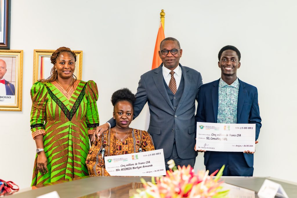 Côte d’Ivoire-AIP/ Le ministre Adama Kamara remet des financements de 10 millions de FCFA à deux jeunes porteurs de projets