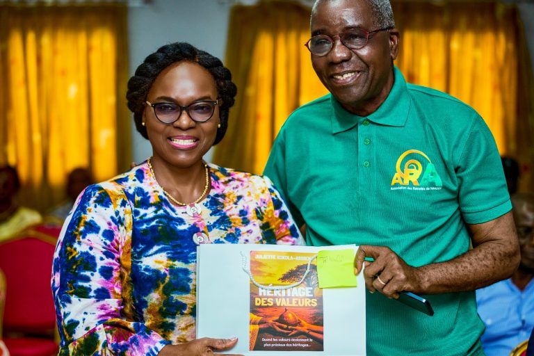 Côte d’Ivoire-AIP/ Dédicace: l’auteure de l’ouvrage « L’Héritage des valeurs », Juliette Kokola-Assienan transforme la mémoire familiale en leçon de vie