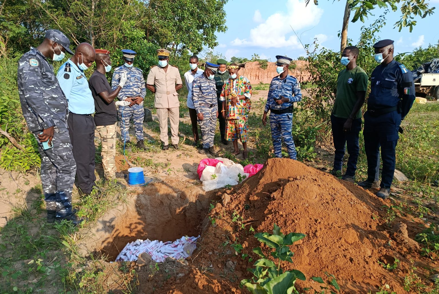 Côte d’Ivoire-AIP / Près de 500 bâtons de dynamite saisis chez des orpailleurs illégaux détruits par la gendarmerie à Dimbokro