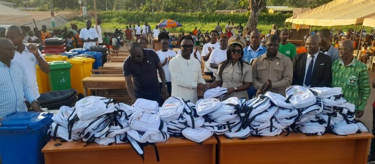 Côte d’Ivoire – AIP / Un cadre d’Ananda fait des dons en fournitures scolaires et en matériels à l’administration