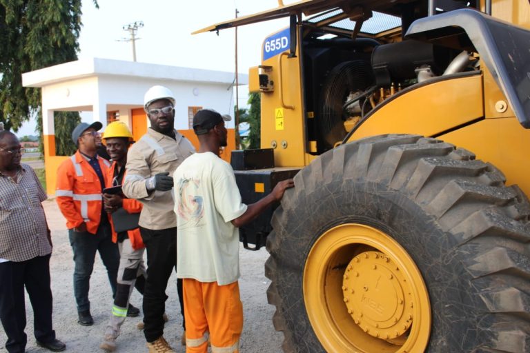 Côte d’Ivoire-AIP/ La mairie de N’douci acquiert une chargeuse pour des travaux d’intérêt public
