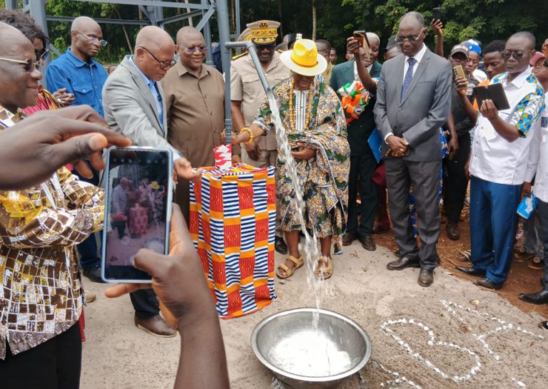 Côte d’Ivoire-AIP/ Gagnoa : Le ministre de la communication inaugure un château d’eau à Todiognoa