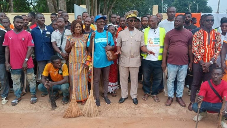 Côte d’Ivoire-AIP/ Les jeunes de Sakassou assainissent la ville en prélude à la fête de l’indépendance