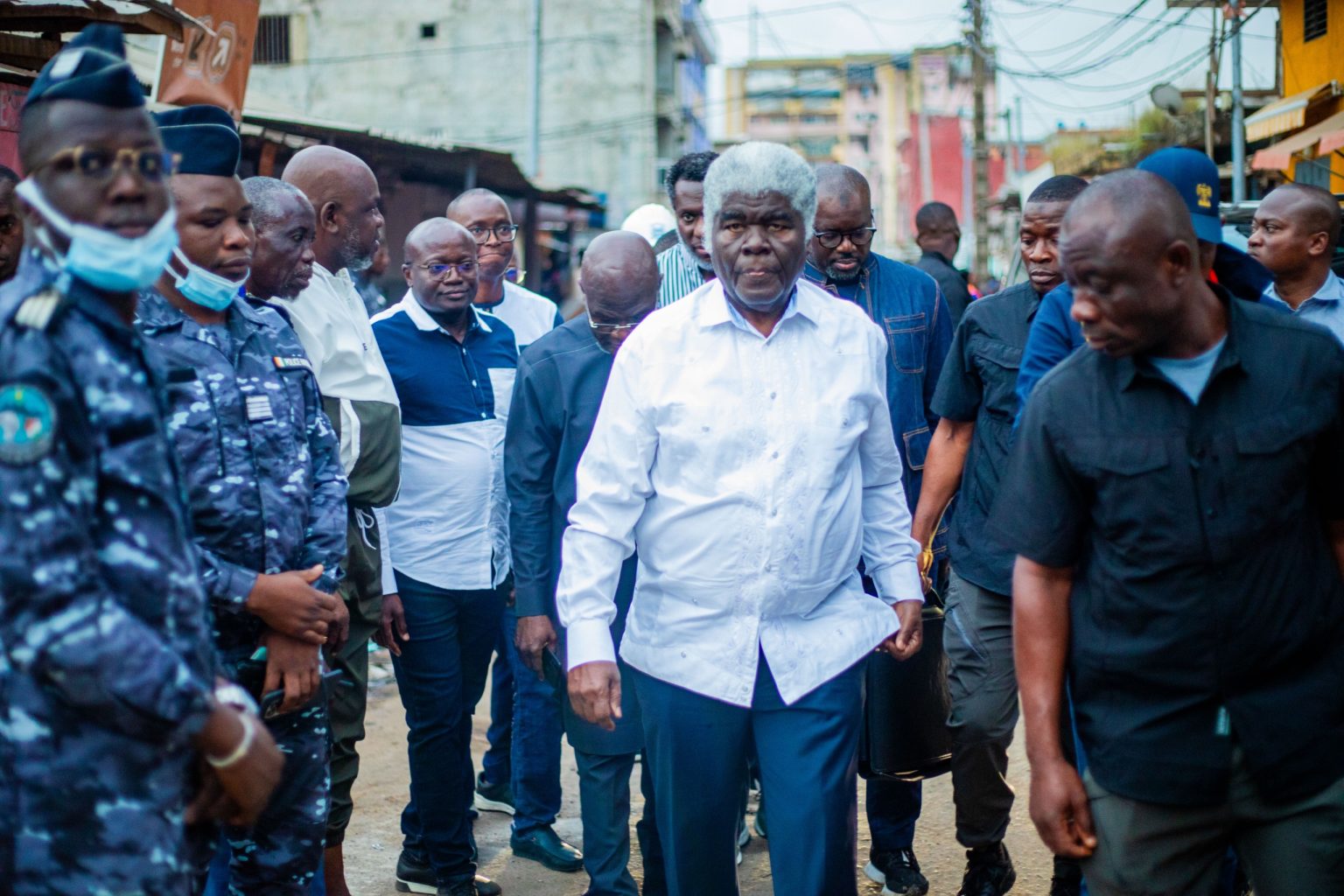 Côte d’Ivoire-AIP / Le Premier ministre Mambé apporte le soutien du gouvernement aux sinistrés de l’incendie de l’Avenue 8 à Treichville